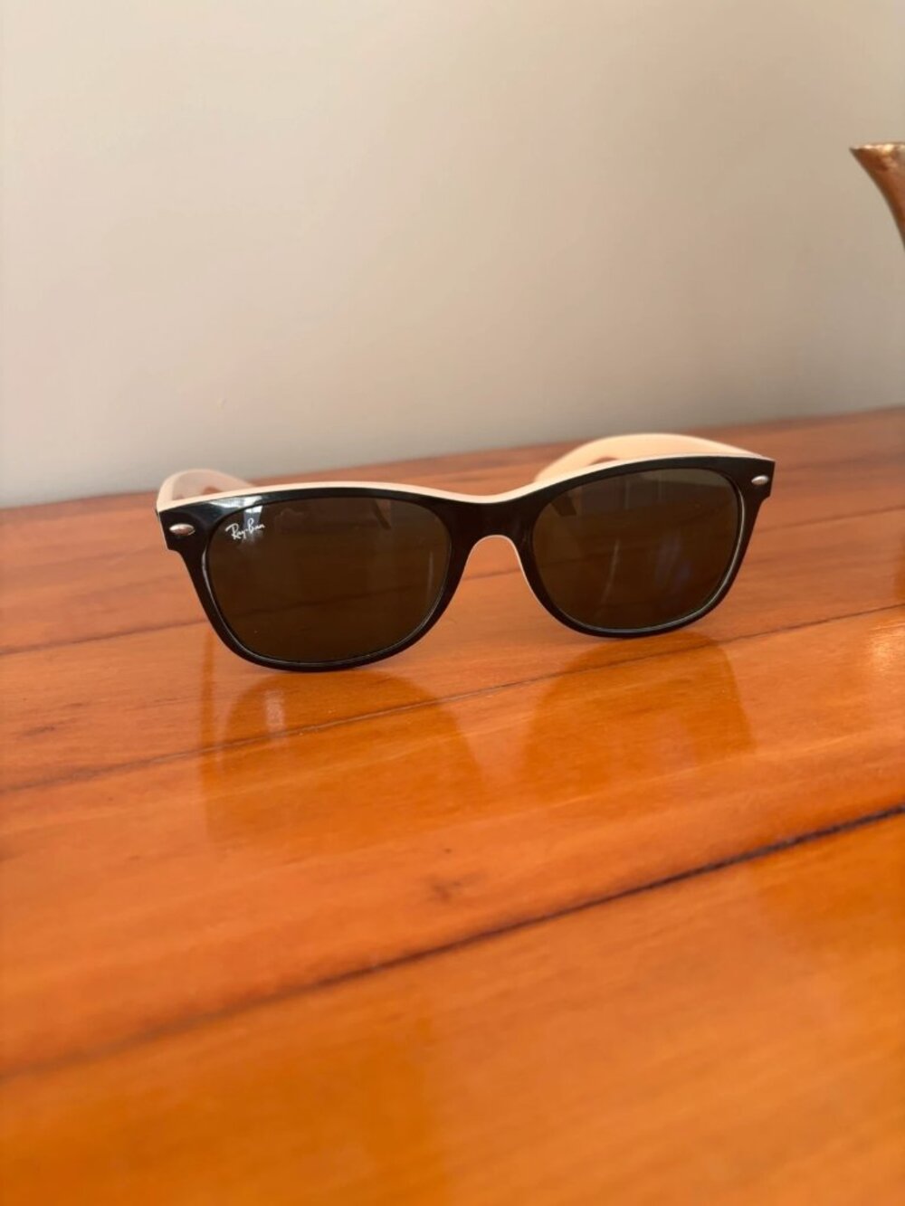Ray Ban Wayfarer black and white / cream sunglasses
